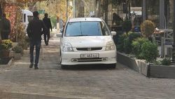 «Хонда» припаркована на тротуаре возле кофейни Vanila Sky. Фото «Хонда» припаркована на тротуаре возле кофейни Vanila Sky. Фото