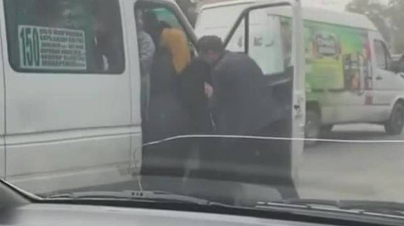 Мужчина с трудом заталкивает девушку в переполненную маршрутку. Видео