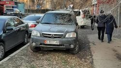 «Мазда» припаркована на газоне. Фото «Мазда» припаркована на газоне. Фото