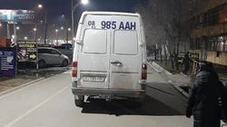 Бус заехал на тротуар в Джале. Фото Бус заехал на тротуар в Джале. Фото