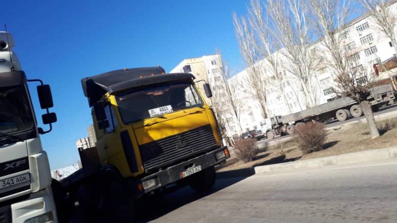 Две фуры создали затор на Южной магистрали. Видео