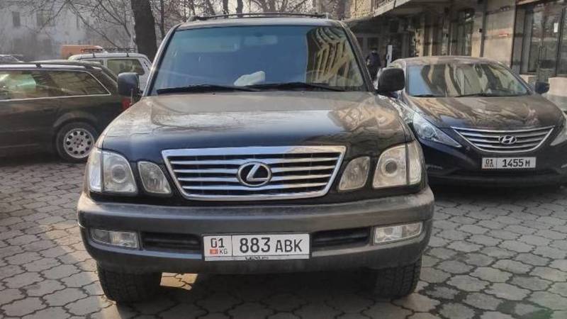 Lexus LX 470 со штрафами в 69,5 тыс. сомов припаркован на тротуаре. Фото