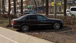 «Мерседес» со штрафами в 9000 сомов припаркован на газоне на Манаса. Фото