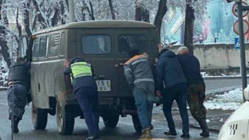Патрульный помогает толкать заглохший автомобиль. Фото горожанина