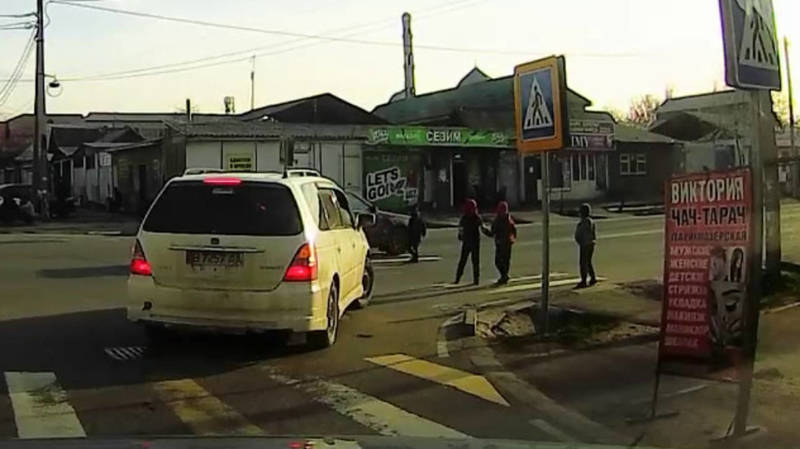 Водитель «Ауди» едва не сбил мальчика на «зебре». Видео