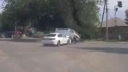 Легковушка пыталась уйти от столкновения, но «Портер» ее догнал. Видео ДТП в Лебединовке