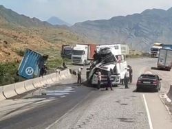 С фуры слетел контейнер после ДТП. Видео С фуры слетел контейнер после ДТП. Видео