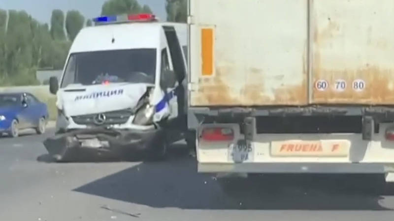 В Сузакском районе милицейский бус столкнулся с легковушкой. Видео с места ДТП