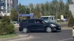 На Южной магистрали столкнулись две машины. Видео с места аварии
