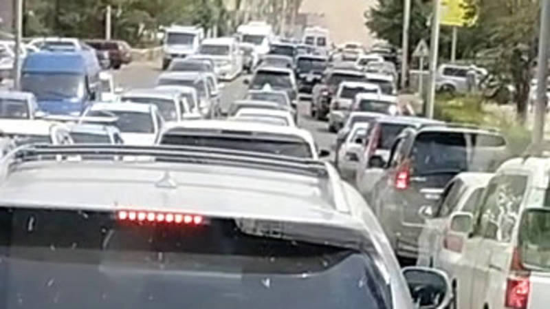В Чолпон-Ате снова пробки в обе полосы. Фото и видео