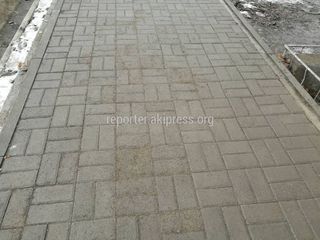 Дефекты брусчатки на Акиева устранят с наступлением благоприятной погоды
