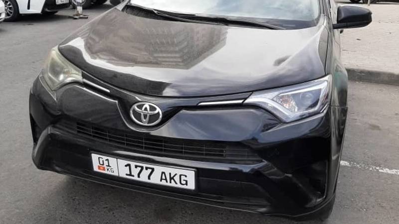 В Бишкеке ездит «Тойота RAV4» с номерами от «Камри». Фото