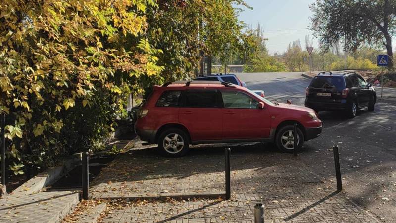 Водители захватили тротуары на Усенбаева-Линейной. Жильцы уже год ждут реакции от мэрии Бишкека