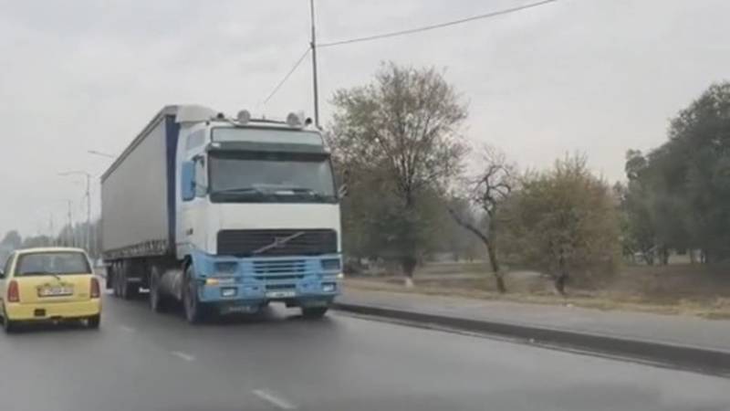 Фура едет по встречке. Видео