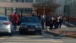 Водитель припарковал «Мерседес» на пешеходном переходе возле школы №2