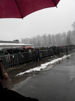 В огромной очереди стоят наши сограждане у миграционного центра на оформление документов для работы в России, - читатель <b><i>(фото)</i></b>