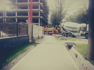 Никто ни разу не отреагировал на строительство по ул. Чокморова, перегораживающее дорогу и тротуар, - читатель <b><i>(фото)</i></b>