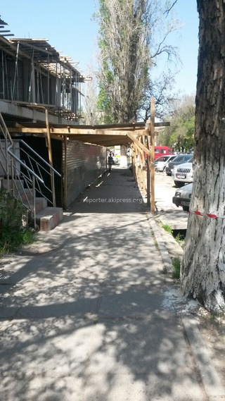 Строительная компания опасно выгружает арматуру прямо на проезжую часть и через тротуар на Гоголя-Московская, - читатель <b><i>(видео,фото)</i></b>