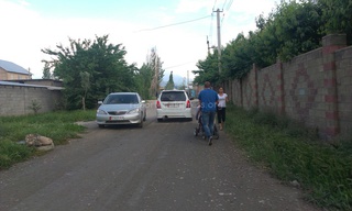 В связи с ремонтом ул. Ауэзова на соседних улицах стало опасно, дороги стали разрушаться, хотя ремонтировали мы их сами, - жители <b><i>(фоторепортаж)</i></b>
