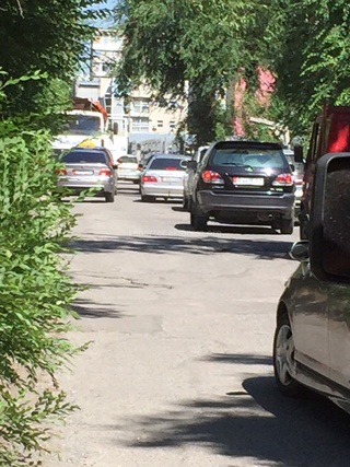 В одном из заездов в 8 микрорайон пробки из-за мусорных баков, некоторые объезжают его по футбольному полю, - житель <b><i>(фото)</i></b>