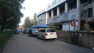 «Тротуар возле Center Bar и Live Bar на проспекте Чуй превратился в стоянку для клиентов этих заведений. Посетители и сотрудники заведений заезжают на тротуар и даже не задумываются о том, что это пешеходная зона и они нарушают правила. Иногда они даже сигналят пешеходам, чтобы те освободили дорогу. Этот вопиющее правонарушение происходит в самом центре города, где ежедневно проходят толпы туристов и почти каждый день проезжает Президент страны. Часто недалеко от этого места стоят наряды ДПС и игнорируют это безобразие», - прислал фото читатель.