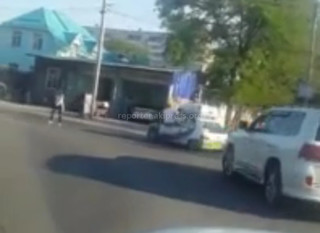 В Бишкеке мужчина вылез в окно автомобиля и проехал несколько кварталов, - читатель <b>(видео)</b>