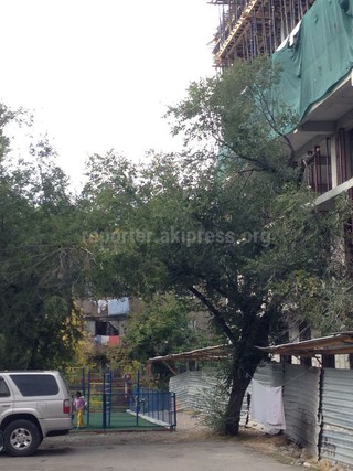 В 5 мкр над головами детей строится дом, - читатель <b><i>(фото)</i></b>
