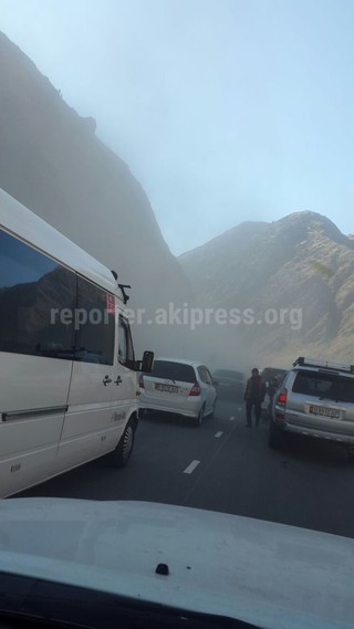 Читатели прислали <b>фотографии, видео</b> из Боомского ущелья, где идет принудительный спуск горной породы <i>(дополнено)</i>