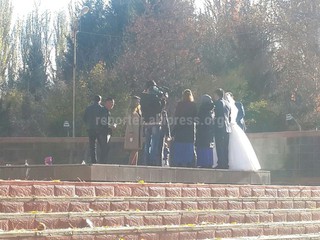 В Караколе в парке «Победы» молодожены оставляют после себя мусор и расписанные стены, - житель <b><i>(фото)</i></b>