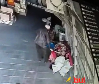 Торговцы Орто-Сайского рынка жалуются на мужчину пенсионного возраста, который крадет предметы продавцов <i>(видео)</i>