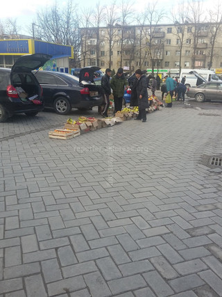 В мкр Восток-5 образовалась стихийная торговля за остановкой, хотя в 50 метрах пустует мини-рынок, - горожанин (фото)