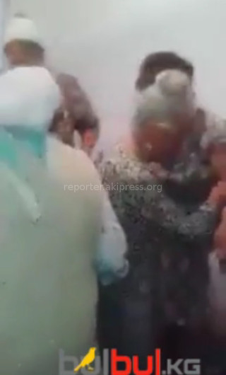 Прикол от бабушек, - читатель <b><i>(видео)</i></b>