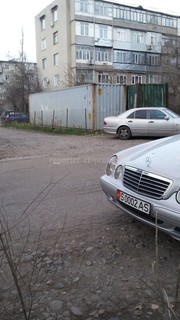 Почему Октябрьский акимиат разрешает устанавливать контейнера рядом с домами по улице К.Маркса, - читатель (фото)