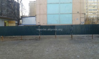 В Бишкекглавархитектуре отсутствуют какие-либо разрешительные документы на устройство ограждений к жилому дому №36/1б в мкр Тунгуч