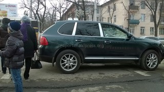 Водитель Porsche Cayenne припарковал свою машину в неположенном месте, - горожанин (фото)