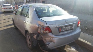 Больше месяца на улице Камская стоит битая автомашина, - читатель (фото)