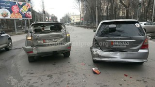 На перекрестке Московская-Эркиндик столкнулись несколько авто, в том числе Gelandewagen с госномером В 7777 АN, - читатель <b><i>(фото)</i></b>