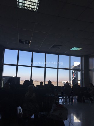 Самолет авиакомпании «Эйр Манас» (ТМ Pegasus Asia) из-за погоды не смог приземлиться в Бишкеке, а прилетел в Ош, пассажиры в недоумении, - читатель (фото, видео)