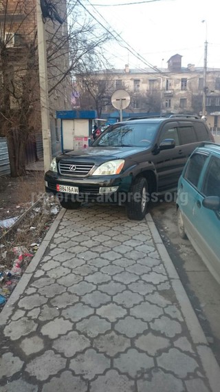 Планирует ли ДПС как-нибудь бороться с водителями, которые паркуются на тротуаре? - читатель (фото)