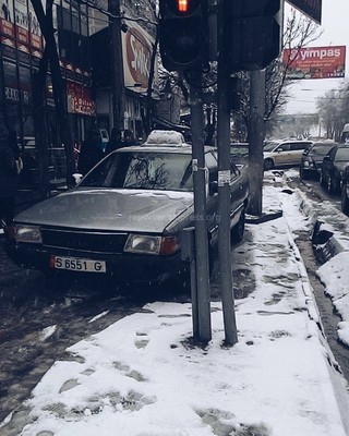 На пересечении улиц Горького-Байтик Баатыра на тротуаре припарковано авто, - читатель (фото)