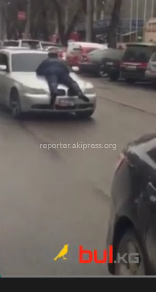 Водитель, протащивший на капоте сотрудника ДПС, не предоставил документы и пытался скрыться, - ДПС ГУВД Бишкека