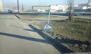Читатель просит отремонтировать дорожный знак в мкр Джал (фото)