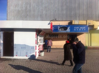 Читатель спрашивает, законно ли установлен торговый павильон с западной стороны ЦУМа (фото) Читатель спрашивает, законно ли установлен торговый павильон с западной стороны ЦУМа (фото)