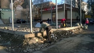 Кем и на основании каких документов ведется строительство на придорожной полосе микрорайона №5 по ул.Суеркулова? - читатель (фото)