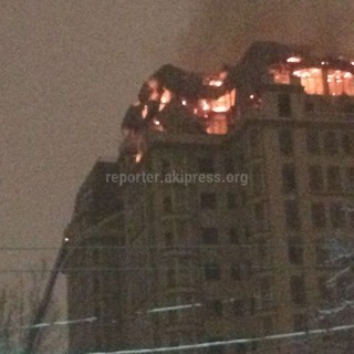 Фото и видео очевидцев пожара в строящемся элитном доме на Кулатова-Элебаева