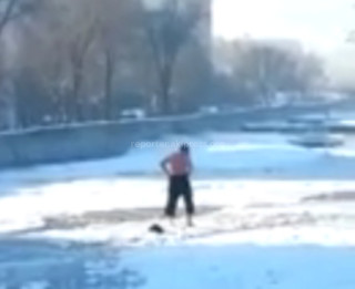 В речке Ала-Арча вдоль по ул.Малдыбаева утром закалялся мужчина <i>(видео)</i> В речке Ала-Арча вдоль по ул.Малдыбаева утром закалялся мужчина <i>(видео)</i>