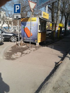 Законно ли установлен киоск по ул.Московская в районе Нацгоспиталя? - читатель (фото)