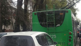 Троллейбус выехал на встречку и создал пробку на участке ул.Московская <i>(фото)</i>