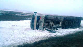 Фура 50-летнего бишкекчанина слетела с трассы в кювет в Актюбинской области, дальнобойщика спас местный аким, - читатель <i>(фото, видео)</i>
