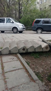 Жители ряда домов мкр Асанбай просят Октябрьский акимиат завершить начатый 4 года назад ремонт лестницы во дворе <i>(фото)</i>